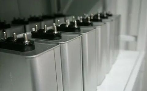 哪些因素影響電力電容器的容量？